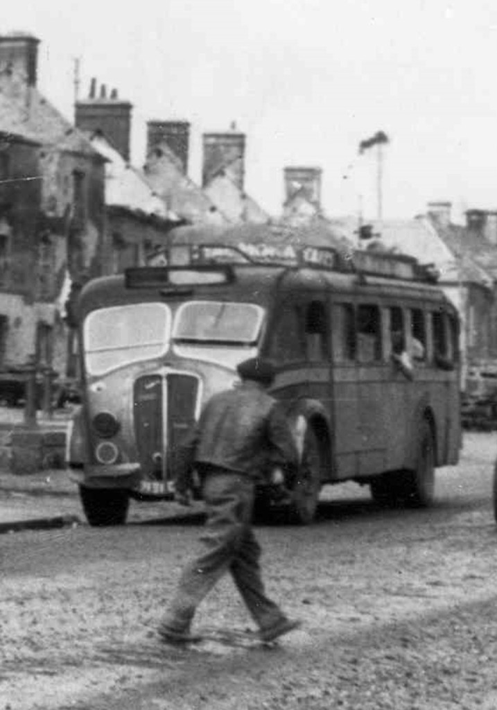 Un autocar, Manche, [1944] (NARA, RG 286).