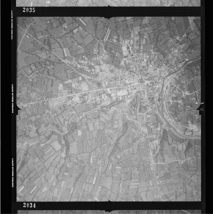 Vue aérienne de Saint-Lô détruite par les bombardements, été 1944 (NARA, RG 373).