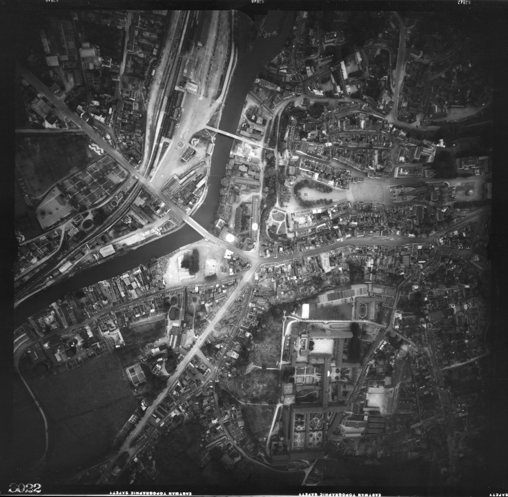 Vue aérienne prise du centre ville de Saint-Lô prise par l'aviation américaine, le 6 juin 1944 avant la destruction de la ville (NARA, RG 373).